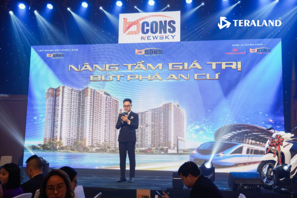 Khách hàng tham dự và tìm hiểu dự án Bcons NewSky Block B