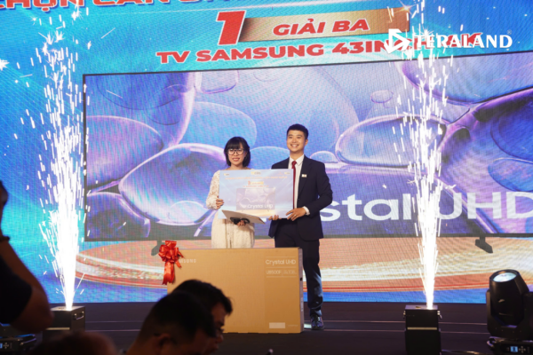 Khách hàng nhận quà tại sự kiện Bcons NewSky Block B